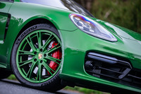 試乗車には前275/35ZR21、後ろ315/30ZR21サイズの「ミシュラン・パイロットスポーツ4」タイヤが装着されていた。ホイールはボディー外装と同色のマンバグリーンメタリックに塗られていた。
