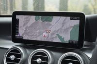 テレマティクスサービス「Mercedes me connect」が全車に標準装備されており、事故を検知すると自動的にコールセンターに連絡したり、スマートフォンからカーナビの目的地を遠隔設定したりできる。