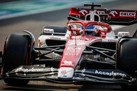 現在アルファ・ロメオの名前で参戦しているスイス系チーム、ザウバーが、2026年から始まるアウディのF1プロジェクトの戦略的パートナーとなることが10月26日に正式発表された。アルファ・ロメオとのタイアップは2023年まで、またフェラーリのパワーユニットは2025年まで使い続けることになる。ザウバーといえば、F1以前はメルセデスとタッグを組み、グループC時代のスポーツカーシリーズで勝利を重ねていたことで知られる。さらに2006年から2009年まではBMWに買収され「BMWザウバー」としてGPを戦っており、特にドイツの自動車メーカーとの結びつきの強いチームである。メキシコシティGPでは、バルテリ・ボッタス(写真)が予選で値千金となる6位のポジションを獲得、レースでは10位と入賞圏ギリギリでゴールすることができた。アルファ・ロメオは現在コンストラクターズランキング6位につけており、アストンマーティンに4点差で追われている。(Photo=Alfa Romeo Racing)