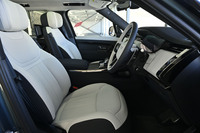 今回サーキットで試乗した「レンジローバー・スポーツ オートバイオグラフィーD300」では、「ライトクラウド/エボニー」のインテリアカラーを選択。シート表皮には、しなやかで耐久性に優れるというノンレザーの「Ultrafabrics」が用いられていた。