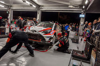 サービスパークでの作業は、メカニックが主役のショータイムともいえるラリーの醍醐味(だいごみ)だ。