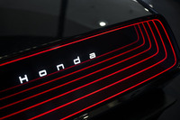 リアはスパッと立ち落とされ、LEDによってトンネルのような奥行きを感じさせるデザインになっている。