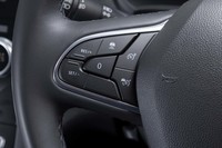 運転支援システムの充実も、「メガーヌ」のマイナーチェンジにおけるトピックのひとつ(写真はステアリングスポークに備わる、ストップ&ゴー機能付きACCのスイッチ)。