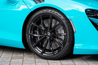 タイヤは専用開発を示す「MC-C」ロゴ入りの「ピレリPゼロ」。サイズはフロントが235/35ZR19でリアが295/35ZR20。