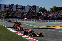 レッドブル勢は、フェルスタッペン(写真前)がフェラーリの間に割って入り予選4位と健闘、ピエール・ガスリーも6位につけた。スタート直後、メルセデス2台とセバスチャン・ベッテルが3台並んでターン1に向かって行くのを冷静に見ていたフェルスタッペンは、ブレーキングでタイヤを傷めたベッテルを早々に仕留め3位に上がり、最後までそのポジションをキープ。開幕戦オーストラリアGPに次ぐ今季2度目の表彰台にのぼった。ガスリーは予選順位のまま6位入賞。(Photo=Red Bull Racing)