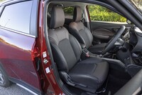 シート表皮にはレザー調素材とファブリックを採用。前席にはシートヒーターが標準で装備される。