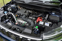 スズキ独自のハイブリッドシステムは、シングルクラッチ式ATとデファレンシャルの間にモーターを搭載したもの。シンプルでありながら、“EV走行”も可能な本格的なシステムとなっている。