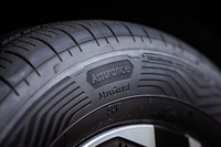 サイドウォールに刻まれた「Assurance MaxGuard SUV」のロゴ。快適性と安全性を重視したSUV専用設計と、長持ち性能がうたわれている。全27サイズ展開で、価格はオープン。