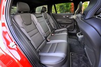 試乗車にはオプションの「クライメートパッケージ」が装着されていた。前後のシートヒーターをはじめ、ステアリングヒーターとヒーター付きのウオッシャー一体型ワイパーなど、寒冷地でうれしい装備がセットになっている。