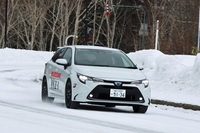 北海道・旭岳に続くワインディングロードを進む「トヨタ・カローラ ツーリング」。今回はドライ、ウエット、シャーベット、アイスバーンとさまざまな路面で「ブリザックWZ-1」の走りを確かめることができた。