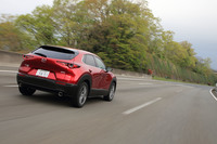 同じ「Lパッケージ」の4WD車で価格を比較した場合、既存のガソリン車が303万0500円、ディーゼル車は330万5500円なのに対し、「スカイアクティブX」搭載車は371万3600円となっている。