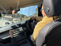 人工的なモーグル&スロープを走らせる「ミニテラポッド+バンク」にトライする筆者。「ディフェンダー」の走破能力の高さに触れることができた。