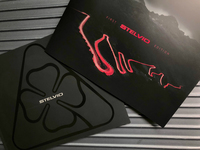 「ステルヴィオ クアドリフォリオ」(左)と「ファーストエディション」(右)のイタリア版カタログ。前者は48ページに及ぶ。