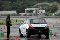 日産の先進技術を体験(前編)2010年発売の電気自動車(EV)実験車両にチョイ乗りした