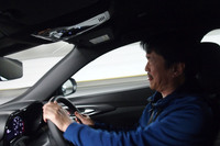 「ALFA DNAドライブモードセレクター」をD(ダイナミック)に入れると、走りは断然活発になった。中回転域のトルクが非常に厚く、思った以上の加速が味わえた。これもマイルドハイブリッドのおかげか。