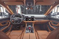 内装では、エアベントやパネル、シートなども変更され、機械式プッシュボタンパネルの触感もリファインされている。