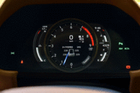 メーターのデザインは、選択する走行モードにあわせて変化する。中央のリングは右側にスライド可能。車両情報の表示内容が変更できる。(写真をクリックすると表示バリエーションが見られます)