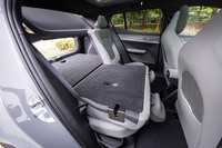 後席の背もたれは60:40の分割可倒式。後部の荷室容量は318リッターで、フロントボンネット下にも収納スペースが設けられている。