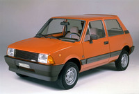 1982年「イノチェンティMiniトレチリンドリ」。1974年以来の内外装を小変更し、サスペンションをラバーコーンから前:コイル/後ろ:横置きリーフの4輪ストラットに変更。エンジンは「BMC Aタイプ」の1/1.3リッター直4 OHVに代えてダイハツ製1リッター直3 SOHCを搭載。