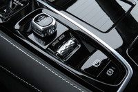 センターコンソールに備わるダイヤル式のドライブモードセレクター。電子制御サスペンションの「FOUR-C」は装備されておらず、モードを切り替えても乗り味が変化することはない。