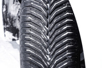 「クロスクライメート3」のトレッドパターン。初代モデル「クロスクライメート」から続くおなじみの「Vシェイプトレッドパターン」に、排水性、排雪性を向上させるというセンターグルーブを組み合わせたデザインが新しい。