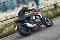 走行モードは「スポーツ」「スタンダード」「レイン」に、個別のパラメーター調整が可能な「ユーザー」を加えた4種類。エンジンの出力特性やレスポンス、エンジンブレーキの強さ、トラクションコントロールの介入度合いなどを切り替えることができる。