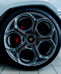 凝ったデザインのホイール。形状はさほど似ていないが、オリジナルの「カウンタック」を想起するから不思議である。