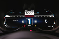 最もレーシーなトラックモード選択時のメーターパネル。走行モードにより、ステアリングフィールとアクセルレスポンス、シフトスピード、ESCの設定が変化するものの、サスペンションのセッティングは変わらない。