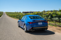 かつての高性能モデル「IS F」とはまた違った、オールラウンドな性格をみせる「IS500“Fスポーツ パフォーマンス”」。荒れた路面でも確実に接地感をキープする。