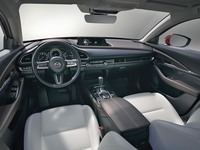 インテリアも、新型「マツダ3」に通じるマツダの新世代デザインで仕立てられている。