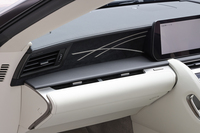 どちらもダッシュボードに専用のグラデーションステッチがあしらわれる。これは「LC500“ピナクル”」。