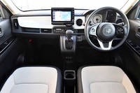 オープントレーのあった先代のものからデザインが一新されたインストゥルメントパネル。左右に広がる装飾パネルで開放感が演出されている。