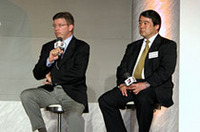 2005年からレギュレーションが変更される予定。ロス・ブラウンは、「ダウンフォースは20%削減、エンジンは2レース使うようになり、ラップタイムは2、3秒ぐらい遅くなるだろう」と予測する。
一方の浜島裕英モータースポーツタイヤ開発総括責任者(右)は、「タイヤの数量制限が厳しくなるだろう。340kmはもつ安全に配慮したタイヤにするとともに、速いタイヤをつくらなければ」と語る。