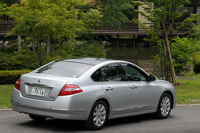 【スペック】350XV:全長×全幅×全高=4850×1795×1475mm/ホイールベース=2775mm/車重=1570kg/駆動方式=FF/3.5リッターV6DOHC24バルブ(252ps/6000rpm、34.2kgm/4400rpm)/価格=394万8000円(テスト車=425万7750円/本革シート=22万500円/バイキセノンヘッドランプ+アクティブAFS=3万1500円/ETCユニット=2万6250円/プライバシーガラス=3万1500円)