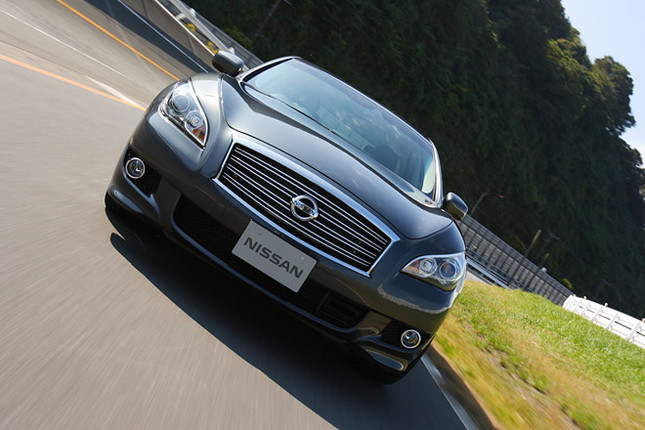 【スペック】370GT:全長×全幅×全高=4945×1845×1500mm/ホイールベース=2900mm/車重=1720kg/駆動方式=FR/3.7リッターV6DOHC24バルブ(333ps/7000rpm、37.0kmg/5200rpm)