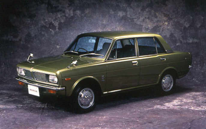 1969年5月、ようやく発売された「ホンダ1300」の最量販車種と目される「77デラックス」。キャッチフレーズは「100馬力スーパーセダン」で、最高速度175km/h、0-400m加速17.5秒という1.6リッターのスポーツタイプなみの性能と、定地燃費19km/リッターというリッターカーなみの経済性を謳っていた。