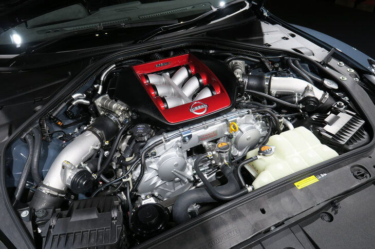 多くの日本車にはノックセンサーが備わっているが、だからといって指定外の油種で給油するのは推奨されることではない。ちなみに「日産GT-R」の説明書には、給油に関する注意書きとして、オクタン価96以下のガソリンを使わないことや、指定外のガソリンを使うと燃料室内部にダメージが生じること、それに起因する不具合は保証の対象外になることなどが明記されている。