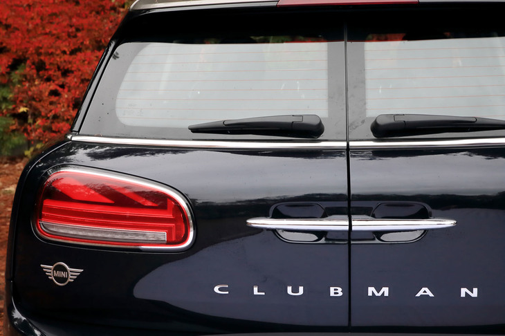 「クラブマン」という名称は1969年に登場した「Mini」の改良モデルに由来する。と言っても、同車は別にワゴンモデルだったわけではなく、クラシックミニのワゴン版は「トラベラー」や「カントリーマン」「エステート」などと呼ばれていた。