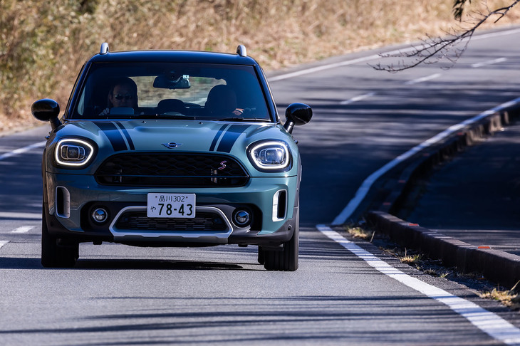 今回の試乗車はオプションの電子制御連続可変ダンパー「アダプティブサスペンション」を装備していた。ドライブモードに合わせてフットワークを明確に変化させる。