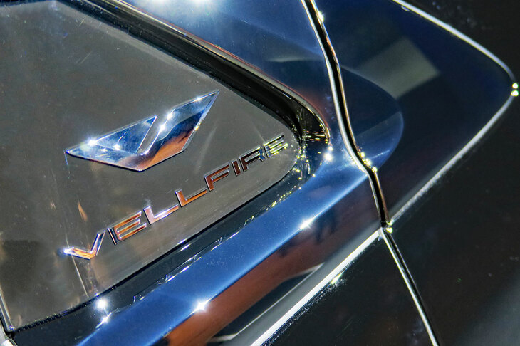 トヨタ・ヴェルファイアZプレミア(「VELLFIRE」ロゴ)