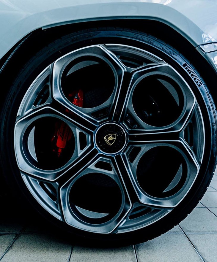 凝ったデザインのホイール。形状はさほど似ていないが、オリジナルの「カウンタック」を想起するから不思議である。