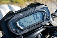 液晶メーターは簡素なモノクロだが、視認性は上々で、機能的にも不足はない。