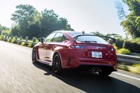 今の「シビック」には4ドアセダンか5ドアハッチバックしか車型がないこと、実用的な5ドアボディーが、今の人気の一因となっていることは百も承知だが、やはり2ドアか3ドアボディーで、この「タイプR」を見てみたかった。そう思わせるほどに、現行のシビック タイプRはピュアでハイレベルなスポーツカーに仕上がっているのだ。