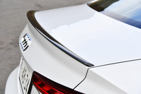 ボディー後端に、控えめなカーボン製のリアスポイラーを装備。「RS 5クーペ」では、独立したトランクリッドを有するノッチバッククーペデザインが採用されている。