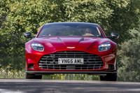 パワフルな心臓部を冷却すべく、フロントグリルの表面積は先代にあたる「DBS 770アルティメット」比で13%拡大された。