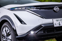 アリア全車に、先行車や対向車を避けて自動的にハイビームの照射範囲を切り替える「アダプティブLEDヘッドライトシステム」が標準で装備される。ウインカーはシーケンシャル式で、下部から上部へと流れるように点灯する。