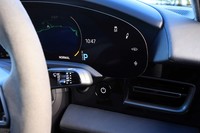 メーターパネルの右端ではサスペンションやトラクションコントロールの設定が可能。その下にあるスターターボタンは「START/STOP」表示ではなく、家電などと同じ電源アイコンが描かれている。