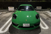 車名の「T」は「ツーリング」を意味しており、現行型の「911」(992型)では「カレラ」と「カレラS」の中間に位置づけられる。エンジンはカレラと共通だが、シャシーまわりはカレラSに準じた、よりスポーティーなものとなる。