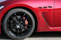 「MC」には通常のアロイホイールより10%軽量な鍛造アルミホイールが装備される。タイヤは全車共通で、「グラントゥーリズモ」専用に開発された新世代の「ピレリPゼロ」となる。