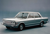 「2300」の後継モデルとして1969年に登場した「フィアット130」。「124」や「125」を拡大してアメリカ車風のマスクを付けたような、いささか無国籍なボディーに新開発された2.9リッターV6 SOHCエンジンを積み、後輪を駆動する。